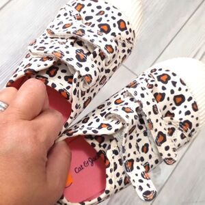 (76-3819)  Cat & Jack Shoes  Sz 5